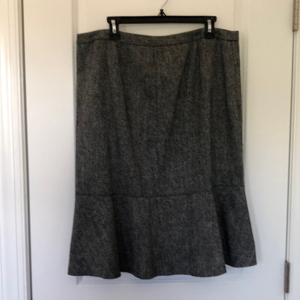 Ann Taylor Grey tweed skirt. Matching jacket. Size US 16. Excellent condition.